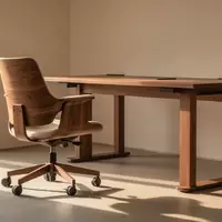 Ein minimalistisch gestalteter, heller Arbeitsplatz mit ergonomischem Stuhl und Schreibtisch in warmem Tageslicht. - Foto: über boerse-global.de