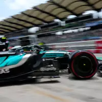 Antonelli fährt die Bestzeit vorm Qualifying.  - Foto: Vincent Thian/AP/dpa
