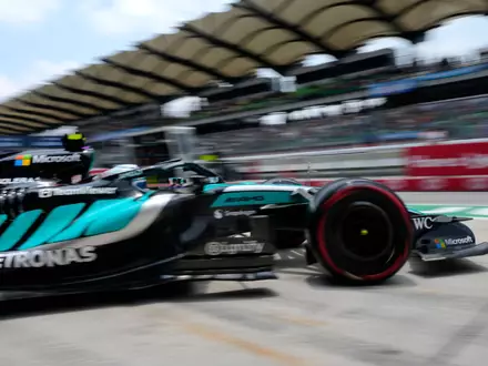 Antonelli fährt die Bestzeit vorm Qualifying.  - Foto: Vincent Thian/AP/dpa