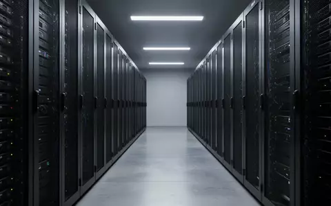 Ein moderner, minimalistischer Serverraum mit dunklen, sauberen Metall-Serverracks in einer kühlen, industriellen Umgebung. - Foto: über boerse-global.de