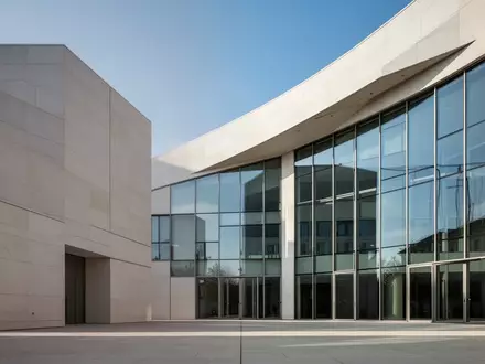 Moderne Architektur eines europäischen Verwaltungsgebäudes bei Tageslicht. - Foto: über boerse-global.de