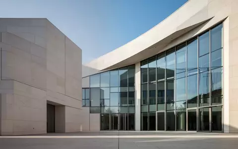 Moderne Architektur eines europäischen Verwaltungsgebäudes bei Tageslicht. - Foto: über boerse-global.de