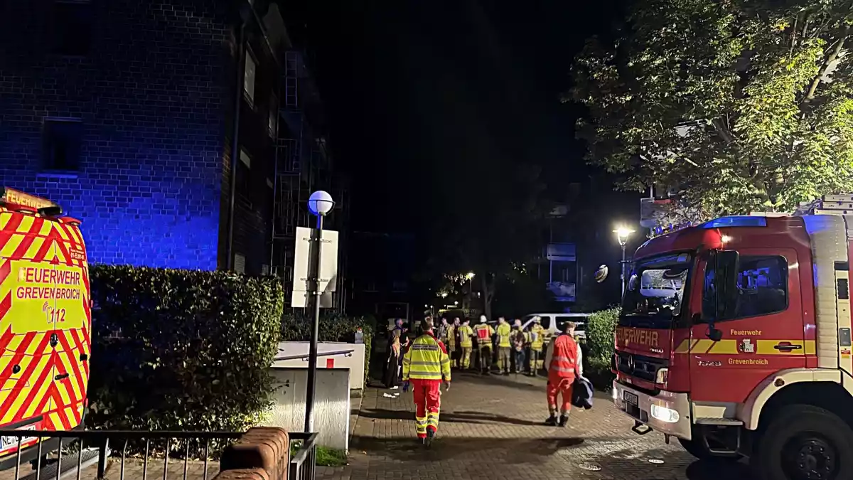 FW Grevenbroich: Fünf Verletzte bei Wohnungsbrand in Grevenbroich-Elsen - Bild: presseportal.de