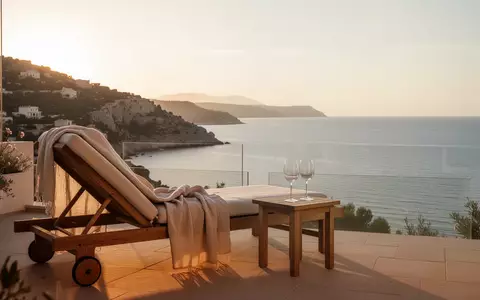 Eine sonnige Terrasse mit Blick auf das Meer bei Sonnenuntergang, die eine entspannte Atmosphäre im Ruhestand symbolisiert. - Foto: über boerse-global.de