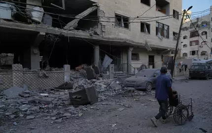Bei einem israelischen Luftangriff auf einen Hamas-Führer wurden nach Angaben von Rettungskräften mindestens fünf Palästinenser getötet. - Foto: Jehad Alshrafi/AP/dpa