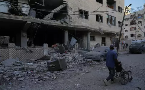 Bei einem israelischen Luftangriff auf einen Hamas-Führer wurden nach Angaben von Rettungskräften mindestens fünf Palästinenser getötet.  - Foto: Jehad Alshrafi/AP/dpa