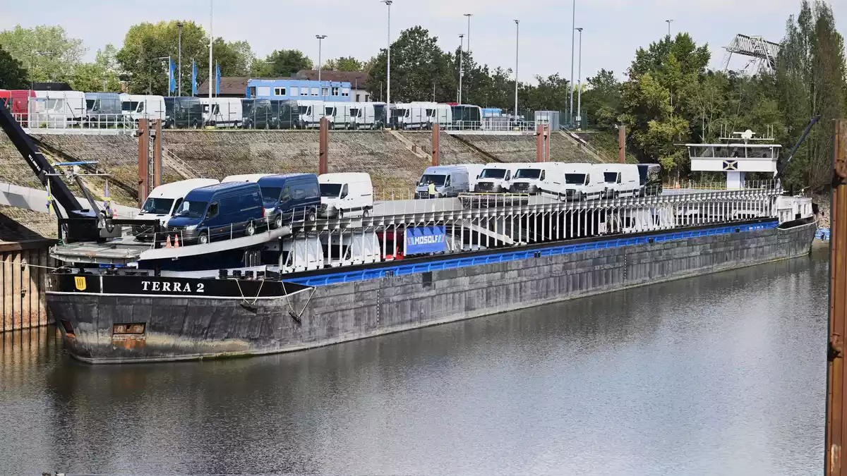 Das Schiff am Freitag mit weniger Transportern an Bord als zu Wochenbeginn.  - Bild: Federico Gambarini/dpa