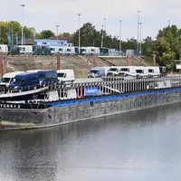 Das Schiff am Freitag mit weniger Transportern an Bord als zu Wochenbeginn.  - Foto: Federico Gambarini/dpa