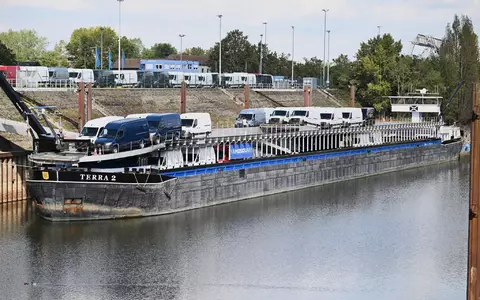 Das Schiff am Freitag mit weniger Transportern an Bord als zu Wochenbeginn.  - Foto: Federico Gambarini/dpa