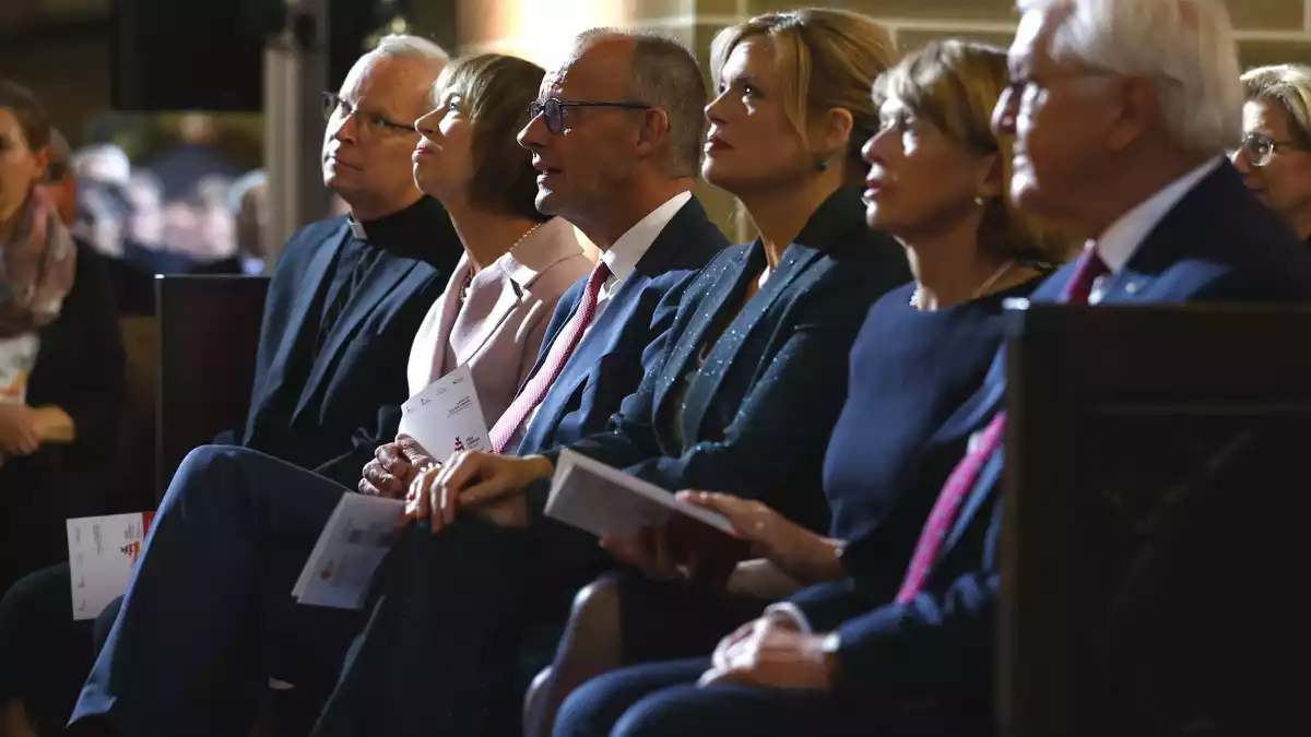 Kanzler, Bundespräsident und Bundestagspräsidentin feierten Gottesdienst. - Bild: Moritz Frankenberg/dpa-Pool/dpa