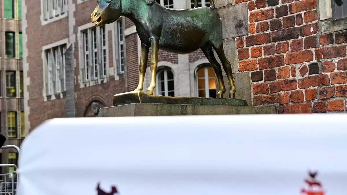 Die Märchenfiguren zieren auch die offiziellen Plakate zum Tag der Deutschen Einheit in Bremen. (Archivbild) - Bild: Sina Schuldt/dpa
