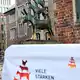 Die Märchenfiguren zieren auch die offiziellen Plakate zum Tag der Deutschen Einheit in Bremen. (Archivbild) - Bild: Sina Schuldt/dpa