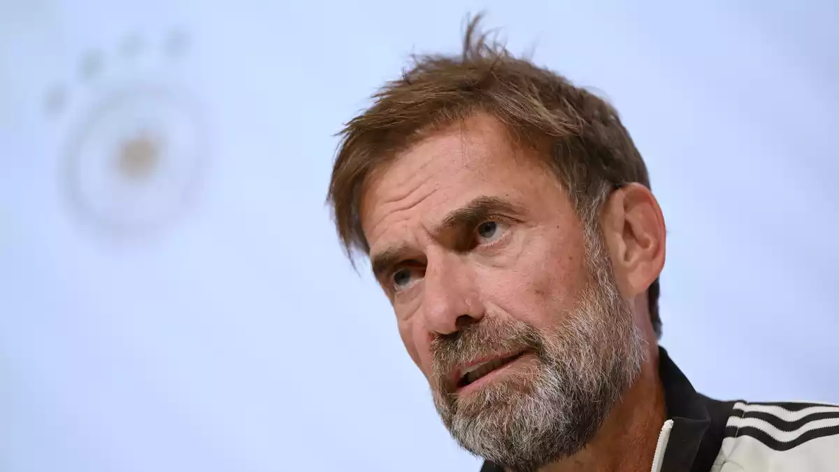 Jürgen Klopp kann das Abschlusstraining für die Partie in Griechenland mit allen 23 Spielern bestreiten.  - Bild: Sven Hoppe/dpa