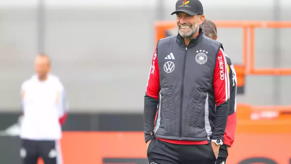 Jürgen Klopp warm eingepackt beim Training in Franken vor dem Kurztrip nach Thessaloniki. - Bild: Daniel Löb/dpa