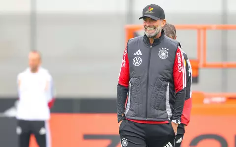 Jürgen Klopp warm eingepackt beim Training in Franken vor dem Kurztrip nach Thessaloniki. - Foto: Daniel Löb/dpa