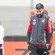 Jürgen Klopp warm eingepackt beim Training in Franken vor dem Kurztrip nach Thessaloniki. - Bild: Daniel Löb/dpa