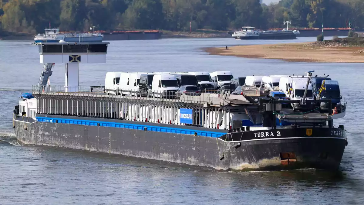 Das Frachtschiff kommt auf dem Rhein gut voran, hier ein Foto vom Duisburger Rheinufer aus. - Bild: Christoph Reichwein/dpa