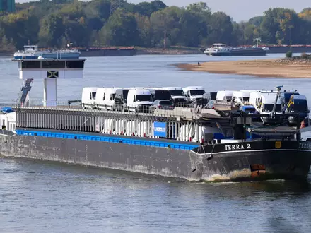 Das Frachtschiff kommt auf dem Rhein gut voran, hier ein Foto vom Duisburger Rheinufer aus. - Foto: Christoph Reichwein/dpa
