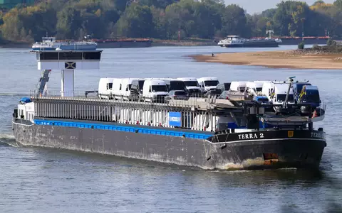 Das Frachtschiff kommt auf dem Rhein gut voran, hier ein Foto vom Duisburger Rheinufer aus. - Foto: Christoph Reichwein/dpa