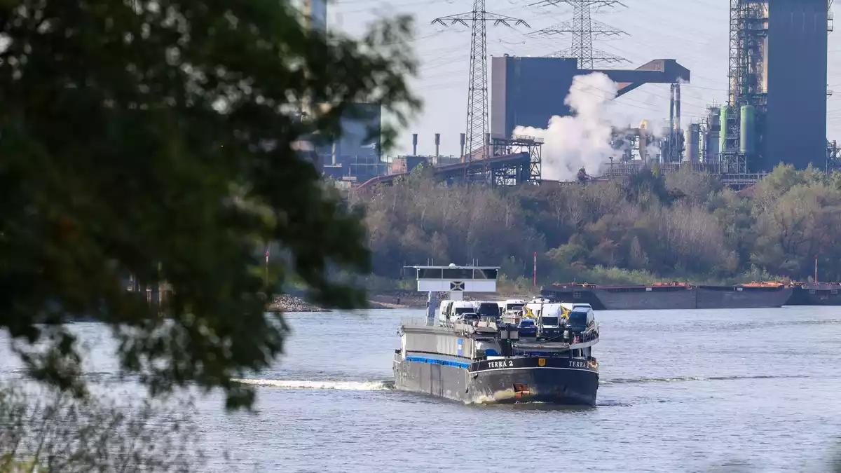 Die Versorgung mit Binnenschiffen ist enorm wichtig für Deutschlands Industrie.  - Bild: Christoph Reichwein/dpa