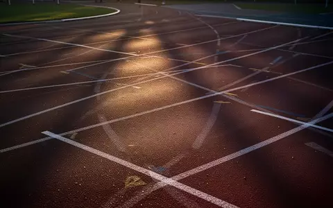 Leere Laufbahn eines Stadions in der Abenddämmerung zur Symbolisierung von mentaler Ausdauer und Fokus im Leistungssport. - Foto: über boerse-global.de