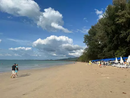 Sonne, Meer und Palmenstrände: Auch viele Touristen aus Deutschland zieht es dafür nach Khao Lak auf dem thailändischen Festland. Zwei Urlauber starben bei einem Unfall. (Archivbild) - Foto: Carola Frentzen/dpa