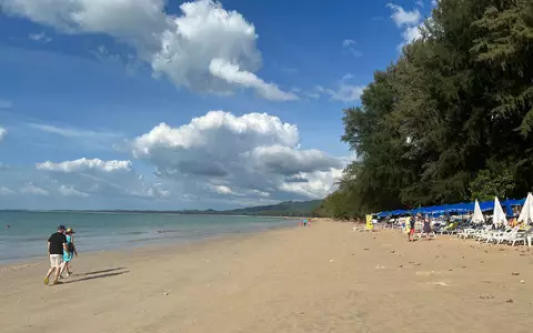 Sonne, Meer und Palmenstrände: Auch viele Touristen aus Deutschland zieht es dafür nach Khao Lak auf dem thailändischen Festland. Zwei Urlauber starben bei einem Unfall. (Archivbild) - Foto: Carola Frentzen/dpa