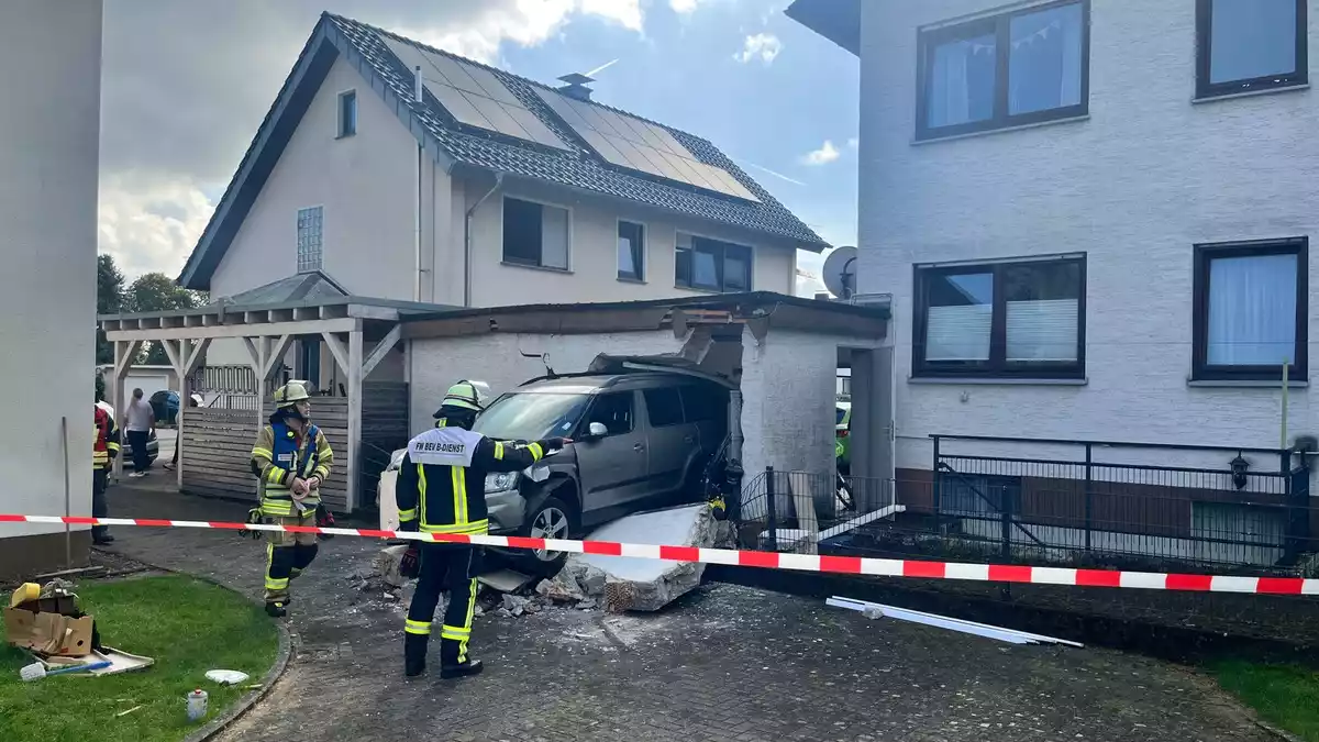 FW Beverungen: Schwerer Verkehrsunfall mit Gebäudeschäden / Feuerwehr rettet Person aus eingeschlossenem Fahrzeug - Bild: presseportal.de