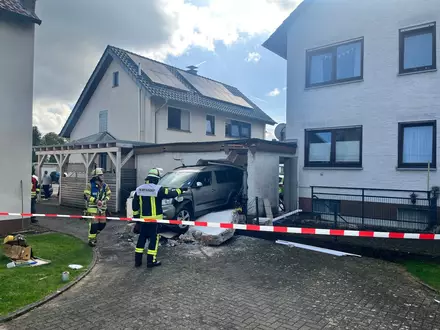 FW Beverungen: Schwerer Verkehrsunfall mit Gebäudeschäden / Feuerwehr rettet Person aus eingeschlossenem Fahrzeug - Foto: presseportal.de