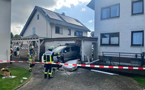 FW Beverungen: Schwerer Verkehrsunfall mit Gebäudeschäden / Feuerwehr rettet Person aus eingeschlossenem Fahrzeug - Foto: presseportal.de
