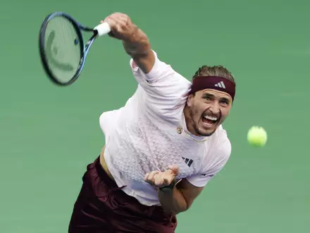 Alexander Zverev steht beim Turnier in Peking im Achtelfinale. (Archivbild) - Foto: Adam Hunger/AP/dpa