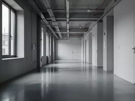 Ein minimalistischer, heller Industrieflur mit klaren Linien, der Ordnung und systematische Prozesse symbolisiert. - Foto: über boerse-global.de