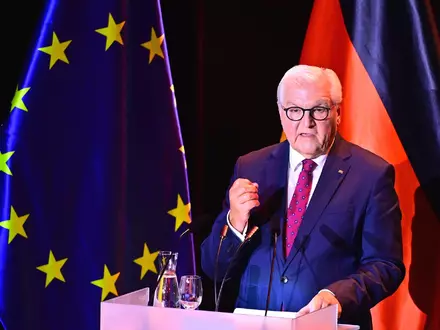 Bundespräsident Frank-Walter Steinmeier spricht beim Festakt zum Tag der Deutschen Einheit - Foto: Sina Schuldt/dpa-Pool/dpa
