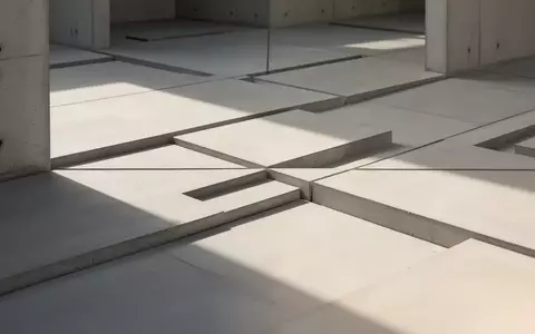Minimalistische architektonische Komposition mit geometrischen Linien und geordneten Abständen auf einer Betonoberfläche. - Foto: über boerse-global.de