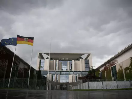 Dunkle Wolken ĂŒber der Union und Kanzler Merz: Die groĂe Mehrheit ist unzufrieden, die Umfragewerte sind im Keller. - Foto: Sebastian Gollnow/dpa