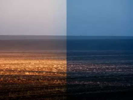 Eine weitläufige, minimalistische Landschaft im Dämmerlicht, die den Übergang zwischen warmem Licht und kühlen Schatten zeigt. - Foto: über boerse-global.de