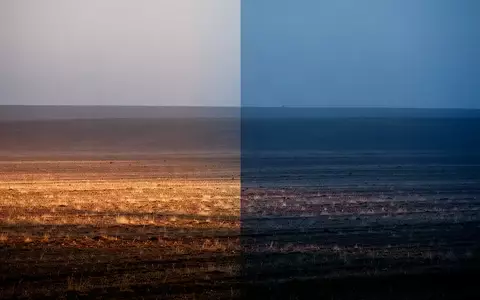 Eine weitläufige, minimalistische Landschaft im Dämmerlicht, die den Übergang zwischen warmem Licht und kühlen Schatten zeigt. - Foto: über boerse-global.de