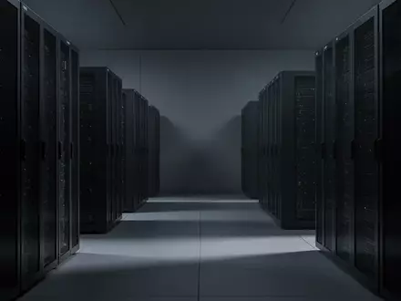 Dunkle, symmetrisch angeordnete Server-Racks in einem modernen Rechenzentrum, beleuchtet durch kühles, atmosphärisches Licht. - Foto: über boerse-global.de