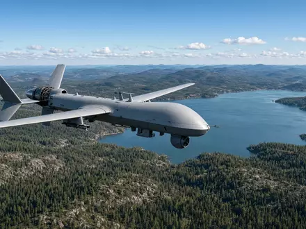 Eine autonome Drohne fliegt über eine weitläufige kanadische Landschaft bei klarem Himmel. - Foto: über boerse-global.de