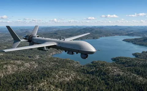 Eine autonome Drohne fliegt über eine weitläufige kanadische Landschaft bei klarem Himmel. - Foto: über boerse-global.de
