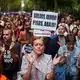 Tausende Menschen gehen nach dem Scheitern von Miet-Dekreten im Parlament auf die Straßen. - Bild: Matias Chiofalo/EUROPA PRESS/dpa