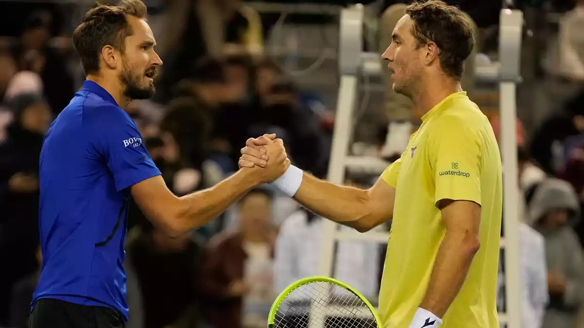 Für Jan-Lennard Struff (r) ist in Peking Schluss. - Bild: Ng Han Guan/AP/dpa