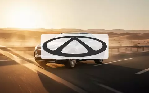 Moderner SUV auf einer sonnendurchfluteten Wüstenstraße in Abu Dhabi. - Foto: über boerse-global.de