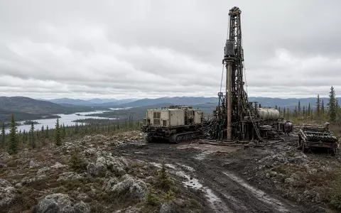 Industrielle Bohranlage in einer weitläufigen, rauen kanadischen Wildnis bei bewölktem Himmel. - Foto: über boerse-global.de