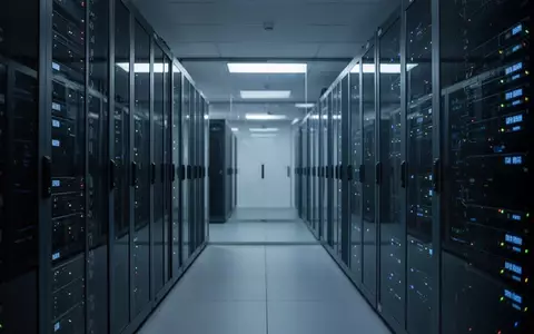 Moderne Serveranlage in einem klimatisierten Rechenzentrum mit blau leuchtenden Statusanzeigen. - Foto: über boerse-global.de