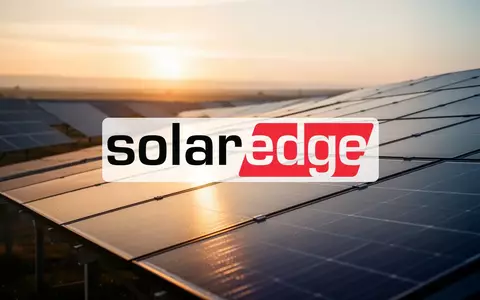 Moderne Solarparks bei Sonnenaufgang mit reflektierenden Photovoltaikmodulen in einer professionellen Finanzumgebung. - Foto: über boerse-global.de
