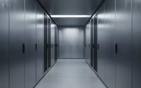 Ein minimalistischer, moderner Flur in einem Serverraum mit gebürsteten Metallwänden und kühler Beleuchtung. - Foto: über boerse-global.de