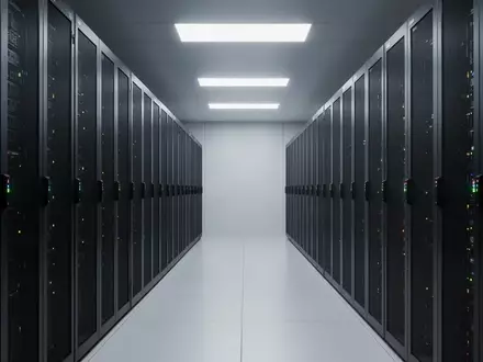 Ein moderner, minimalistischer Serverraum mit unbeschrifteten Geräteracks und dezent leuchtenden Statusanzeigen. - Foto: über boerse-global.de