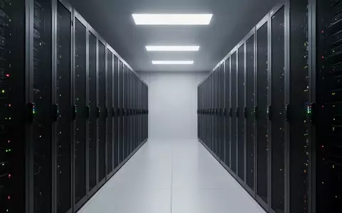 Ein moderner, minimalistischer Serverraum mit unbeschrifteten Geräteracks und dezent leuchtenden Statusanzeigen. - Foto: über boerse-global.de