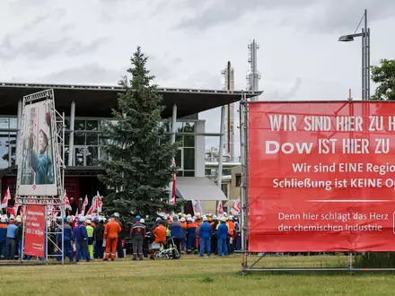 Probleme gibt es unter anderem in der Chemiebranche. (Archivbild) - Foto: Jan Woitas/dpa